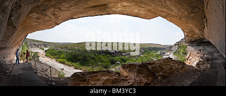 Leitfaden Sie mit Schicksal Bell Tierheim Panorama Seminole Canyon Felskunst Texas USA-Besucher Stockfoto