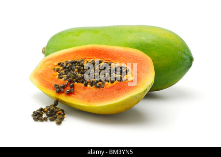 Eine halbe Scheibe und ganze Papaya-Früchte auf weißem Hintergrund Stockfoto