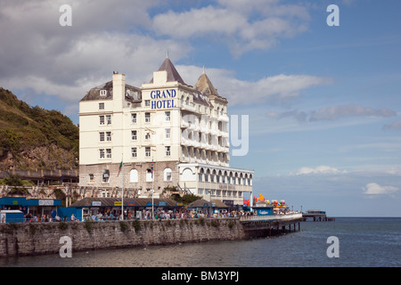 Das Grand Hotel imposantes viktorianisches Gebäude an der Strandpromenade mit Blick auf die Bucht von Ormes in Tourist Resort auf der walisischen Küste. North Beach Llandudno Wales UK Großbritannien Stockfoto