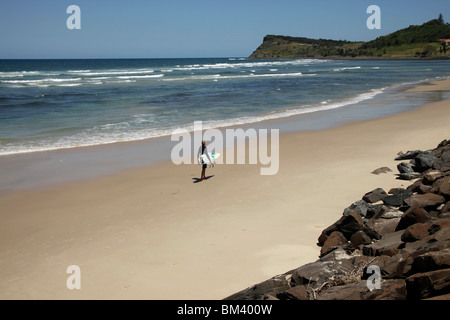 einzigen Surfer am Strand in Lennox Head, New-South.Wales, Australien Stockfoto