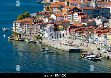 Portugal, die Costa Verde, Porto, Oporto Ribeira Bezirk auf dem Douro, mit Port Wein Bargen, jetzt Ausflugsschiffe. Stockfoto