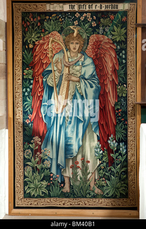 UK, Herefordshire, Brockhampton, alle Heiligen Künste und Handwerke Kirche, Edward Burne-Jones Textilien neben altar Stockfoto