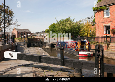 Narrowboat Herzöge Lock 92 am Rochdale Kanal in Castlefield Urban Heritage Park. Manchester, England, UK, Großbritannien. Stockfoto