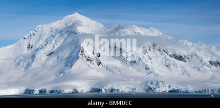 Dramatische Panorama Blue Mountain Gletscher, Schnee bedeckte Berge Sommer Antarktische Halbinsel und blauer Himmel Wolken Vordergrund Stockfoto