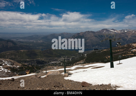 Dramatisch schönen Panoramablick auf das malerische Vista von Bariloche See Land Argentinien mit Anden von der Oberseite der Catedral Mountain Ski Lift im Sommer Stockfoto