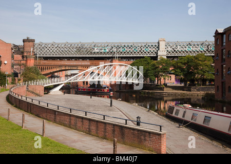 Manchester, England, Vereinigtes Königreich. Der Bridgewater Kanal in Castlefield Urban Heritage Park in sanierten Bereich der Stadt Stockfoto