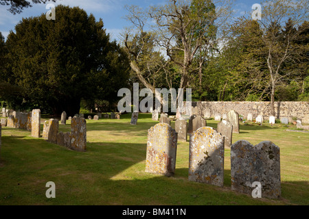 Die Dorfkirche und Kirchhof von St. James am Stedham in West Sussex Stockfoto