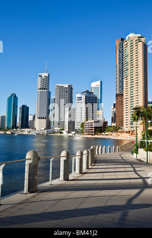 Blick entlang der Flussufer Gang mit dem central Business District. Brisbane, Queensland, Australien Stockfoto