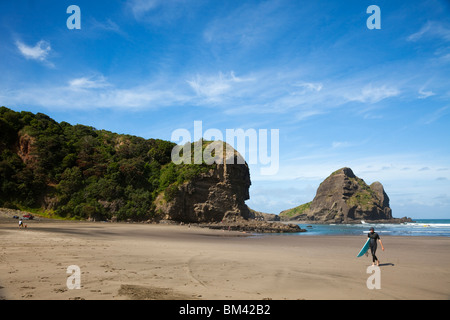 Surfer am Strand. Piha, Waitakere Ranges Regional Park, Auckland, Nordinsel, Neuseeland Stockfoto