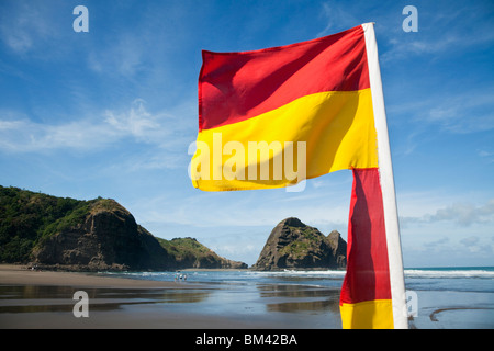 Surf Lifesaving Flagge auf Piha Beach.  Piha, Waitakere Ranges Regional Park, Auckland, Nordinsel, Neuseeland Stockfoto