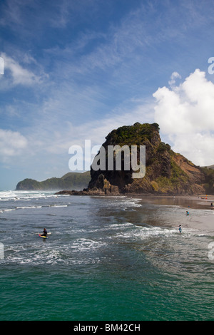 Am Strand entlang zum Lion Rock anzeigen Piha, Waitakere Ranges Regional Park, Auckland, Nordinsel, Neuseeland Stockfoto