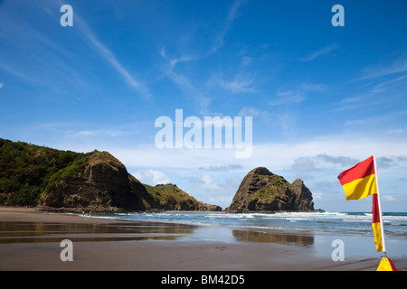 Surf Lifesaving Flagge auf Piha Beach.  Piha, Waitakere Ranges Regional Park, Auckland, Nordinsel, Neuseeland Stockfoto