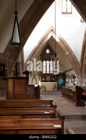 Großbritannien, Herefordshire, Brockhampton, alle Heiligen Künste und Handwerke Kirche, Innenraum, mit Burne-Jones-Textilien Stockfoto