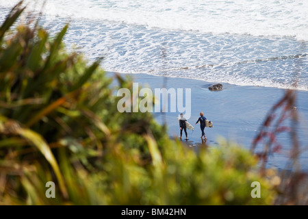 Surfer am Strand. Muriwai Beach, Auckland, Nordinsel, Neuseeland Stockfoto