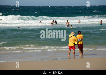 2 Rettungsschwimmer der Surf Rescue am Strand in Byron Bay, New South Wales, Australien Stockfoto