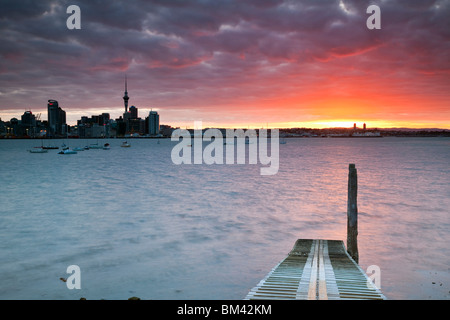 Blick über den Waitemata Harbour auf die Stadt bei Sonnenuntergang. Devonport, Auckland, Nordinsel, Neuseeland Stockfoto