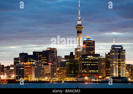 Auckland Skyline der Stadt in der Dämmerung, von Devenport betrachtet.  Auckland, Nordinsel, Neuseeland Stockfoto