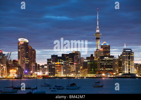 Auckland Skyline der Stadt in der Dämmerung, von Devenport betrachtet.  Auckland, Nordinsel, Neuseeland Stockfoto