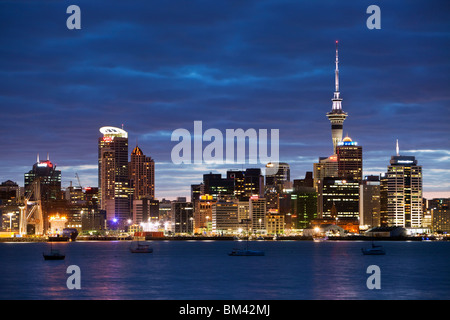 Auckland Skyline der Stadt in der Dämmerung, von Devenport betrachtet.  Auckland, Nordinsel, Neuseeland Stockfoto