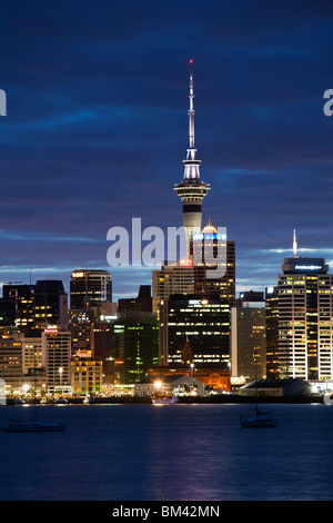 Auckland City Skyline bei Nacht, von Devenport betrachtet.  Auckland, Nordinsel, Neuseeland Stockfoto