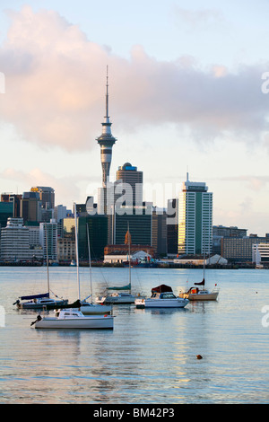 Auckland Skyline der Stadt in der Dämmerung, betrachtete FromDevonport.  Auckland, Nordinsel, Neuseeland Stockfoto