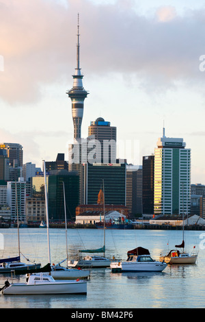 Auckland Skyline der Stadt in der Dämmerung, betrachtete FromDevonport.  Auckland, Nordinsel, Neuseeland Stockfoto