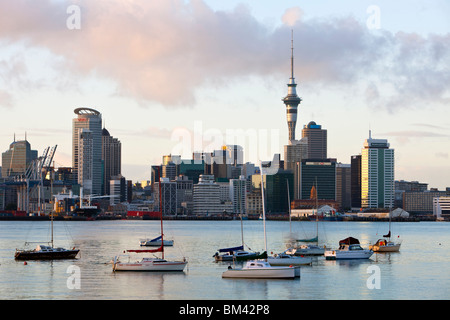 Auckland Skyline der Stadt in der Dämmerung, betrachtete FromDevonport.  Auckland, Nordinsel, Neuseeland Stockfoto