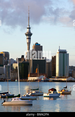 Auckland Skyline der Stadt in der Dämmerung, von Devonport betrachtet.  Auckland, Nordinsel, Neuseeland Stockfoto