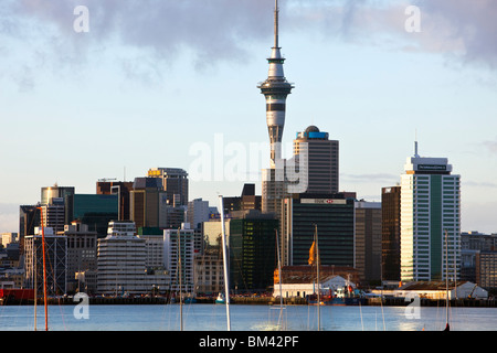 Auckland Skyline der Stadt in der Dämmerung, von Devonport betrachtet.  Auckland, Nordinsel, Neuseeland Stockfoto