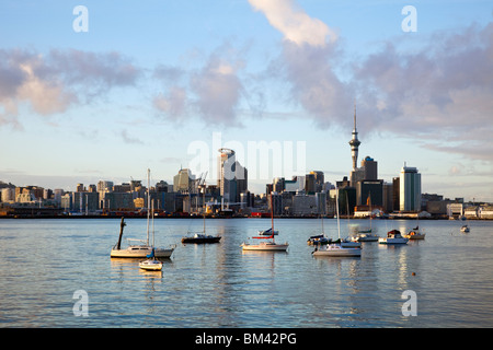 Auckland Skyline der Stadt in der Dämmerung, von Devonport betrachtet.  Auckland, Nordinsel, Neuseeland Stockfoto