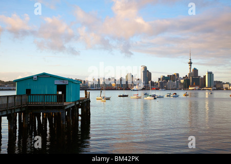 Blick auf Hafen und Stadt Skyline von Devonport Waterfront.  Auckland, Nordinsel, Neuseeland Stockfoto