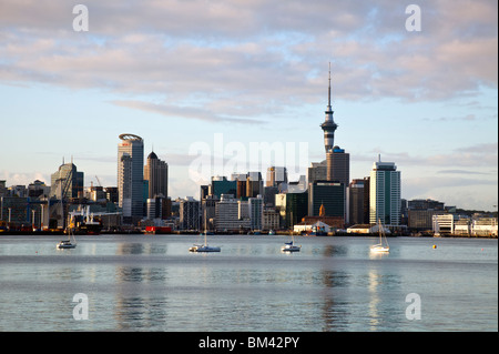 Auckland Skyline der Stadt in der Dämmerung, von Devonport betrachtet.  Auckland, Nordinsel, Neuseeland Stockfoto