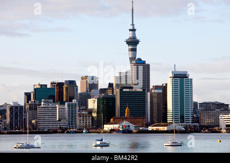 Auckland Skyline der Stadt in der Dämmerung, von Devonport betrachtet.  Auckland, Nordinsel, Neuseeland Stockfoto