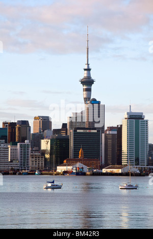 Auckland Skyline der Stadt in der Dämmerung, von Devonport betrachtet.  Auckland, Nordinsel, Neuseeland Stockfoto