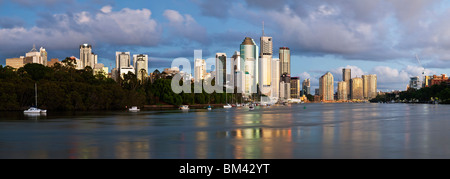 Blick auf die Skyline der Stadt vom Kangaroo Point im Morgengrauen. Brisbane, Queensland, Australien Stockfoto