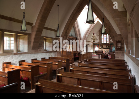 Großbritannien, Herefordshire, Brockhampton, alle Heiligen Künste und Handwerke Kirche, Innenraum, mit Burne-Jones-Textilien Stockfoto