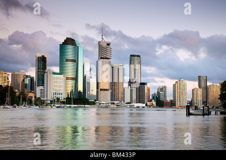 Blick auf die Skyline der Stadt vom Kangaroo Point im Morgengrauen. Brisbane, Queensland, Australien Stockfoto