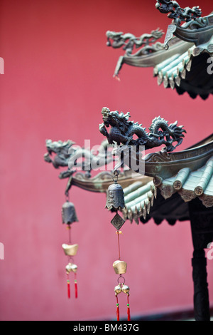 Reich verzierte chinesische Dekorationen in der Thian Hock Keng Tempel, Chinatown, Singapur Stockfoto