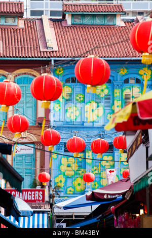 Laternen hängen über den Nachtmarkt beim chinesischen Neujahrsfest, Trengganu Street, Chinatown, Singapur Stockfoto
