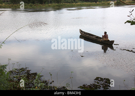 lokalen Dorf Fischer angeln in einem Holzboot in den hinteren Gewässern von Kerala, Indien, Asien Stockfoto
