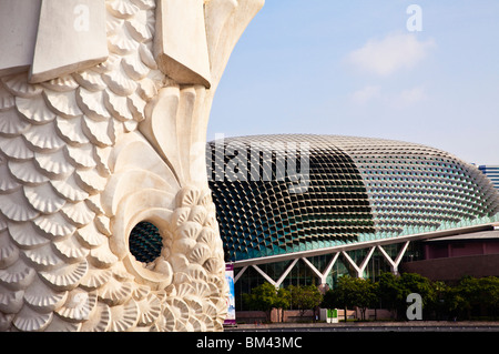 Blick auf die Esplanade - Theater auf dem Bay Gebäude von der Merlion Statue, Singapur Stockfoto