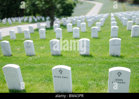 ARLINGTON, Virginia, USA – Reihen von Grabsteinen aus weißem Marmor erstrecken sich über das Gelände des Arlington National Cemetery und schaffen eine feierliche und optisch eindrucksvolle Landschaft. Diese Uniform-Grabsteine markieren die letzten Ruhestätten amerikanischer Soldaten und Frauen sowie namhafter Zivilisten. Der akribisch gepflegte Friedhof dient als mächtige Hommage an diejenigen, die den Vereinigten Staaten gedient haben, und bietet einen Ort der Erinnerung und Reflexion über die Opfer, die für die Nation gebracht wurden. Stockfoto