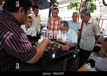 Männer spielen Xiangqi (Chinesisches Schach) in Chinatown, Singapur Stockfoto