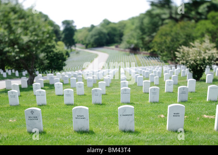 ARLINGTON, Virginia, USA – Reihen von Grabsteinen aus weißem Marmor erstrecken sich über das Gelände des Arlington National Cemetery und schaffen eine feierliche und optisch eindrucksvolle Landschaft. Diese Uniform-Grabsteine markieren die letzten Ruhestätten amerikanischer Soldaten und Frauen sowie namhafter Zivilisten. Der akribisch gepflegte Friedhof dient als mächtige Hommage an diejenigen, die den Vereinigten Staaten gedient haben, und bietet einen Ort der Erinnerung und Reflexion über die Opfer, die für die Nation gebracht wurden. Stockfoto