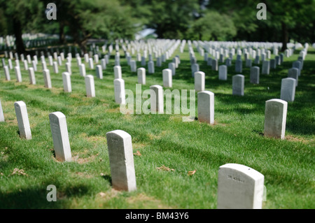 ARLINGTON, Virginia – Reihen von Grabsteinen aus weißem Marmor stehen in präziser geometrischer Ausrichtung auf dem Arlington National Cemetery. Jeder Grabstein markiert die letzte Ruhestätte eines Mitglieds des US-Militärdienstes oder eines berechtigten Familienmitglieds. Der Friedhof umfasst über 400.000 Gräber auf 639 Hektar. Stockfoto