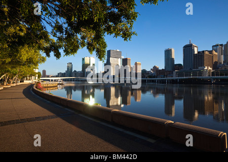 Blick auf die Skyline der Stadt von South Bank Parklands. Brisbane, Queensland, Australien Stockfoto