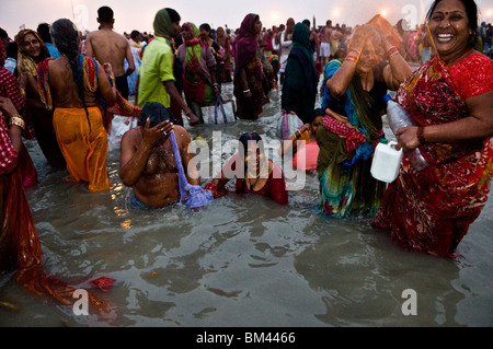Pilger-Bad im heiligen Wasser des Gangasagar Insel in Westbengalen. Stockfoto