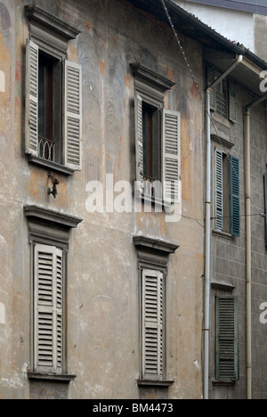 Fensterläden für Gebäude an der Piazza di Santa Maria Maggiore, Bergamo Alta, Lombardei, Italien. Stockfoto