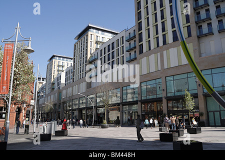 Das Einkaufsviertel Hayes mit dem Wohnkomplex St Davids 2 im Stadtzentrum von Cardiff, Wales UK, Fußgängerzone frei Stockfoto