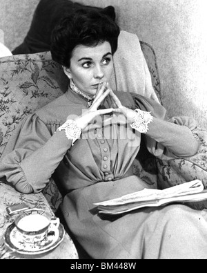 JEAN SIMMONS - UK Filmschauspielerin (1929 – 2010) zwischen ruht nimmt für Spuren In the Fog 1955 Stockfoto